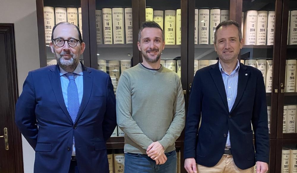 En la foto, de izquierda a derecha, Ángel Rodríguez Vallina, de Asturgar; Antón Fernández, de Naeco Fibers y David González, director de Sekuens.