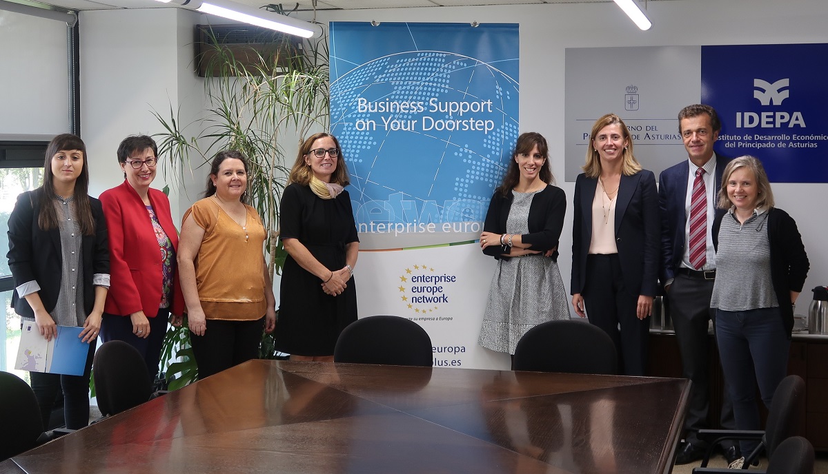 Gisela Santos, de la EASME, junto a la directora del IDEPA, Eva Pando, y el resto del equipo EEN